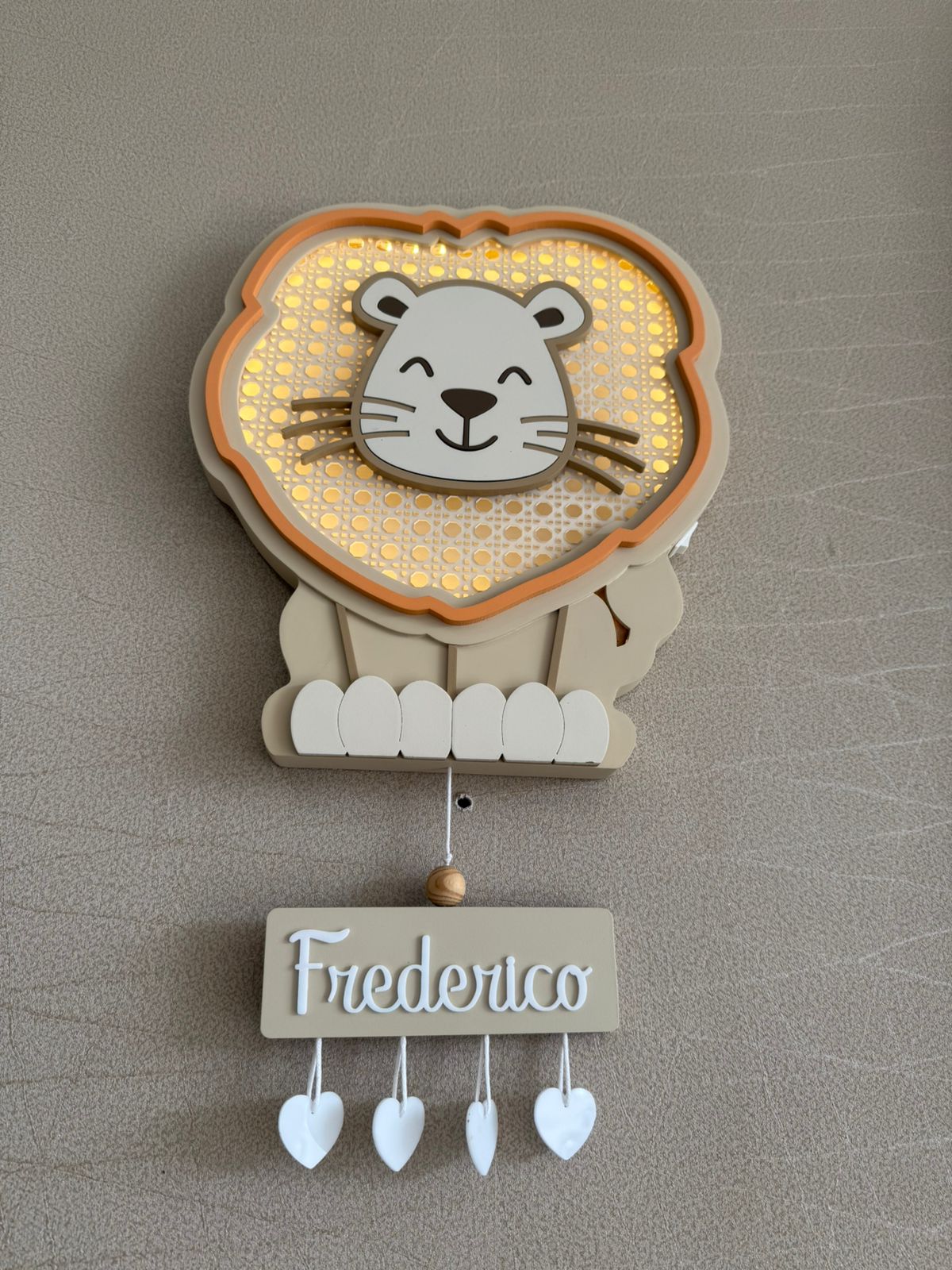 Quadro Maternidade Luminária Leão em MDF com Tela em Acrílico