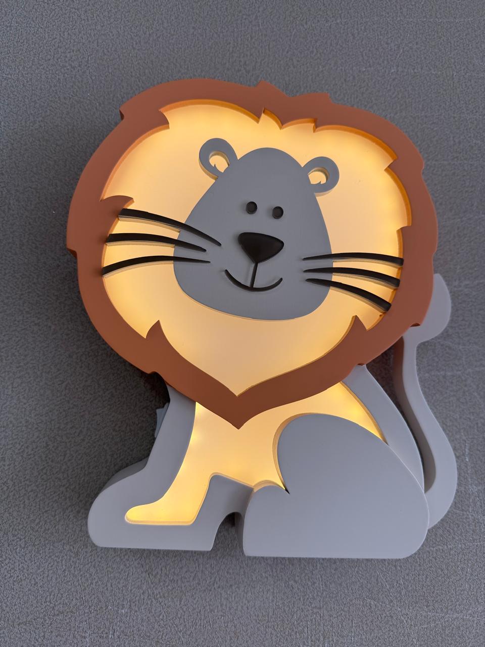 Luminária de Mesa e Parede Leão MDF Com Acrílico